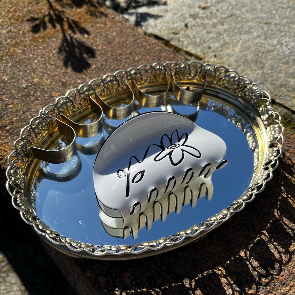 Juno White Floral hair claw